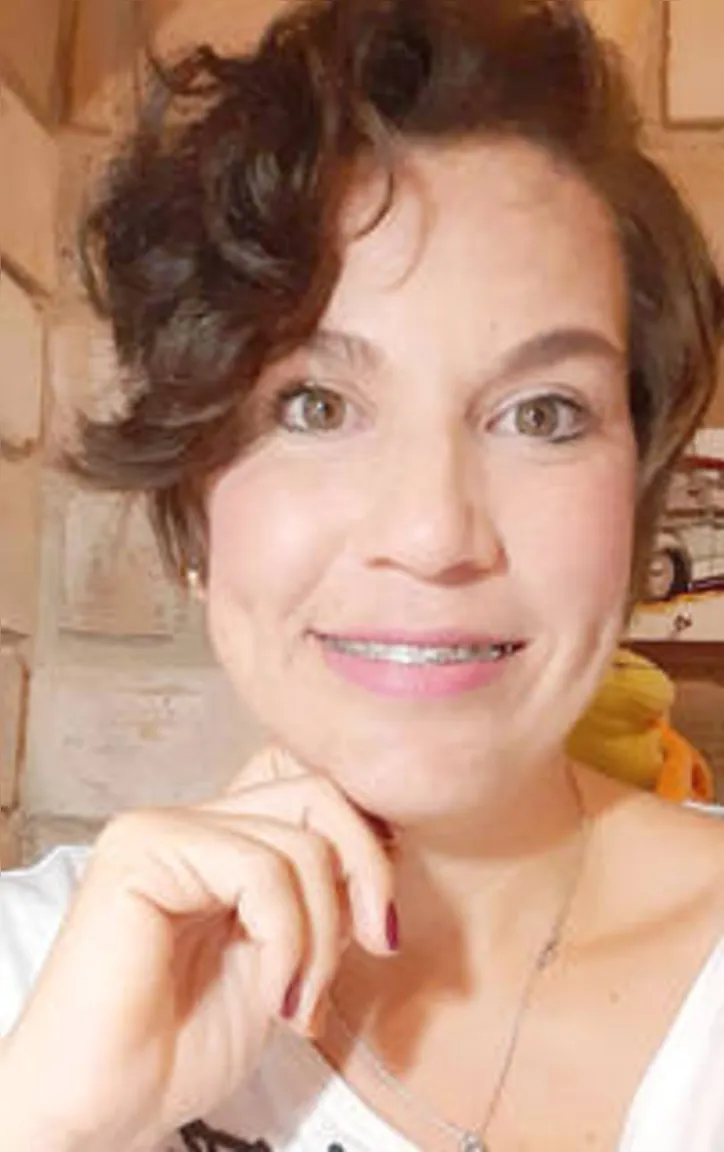 ANA JÚLIA ABS lançando seu primeiro livro de poemas - Afago Meu - publicado por editora gringa
