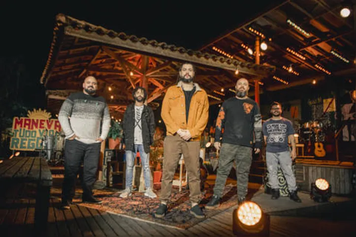 Maneva promete show animado, com releituras de clássicos em reggae


