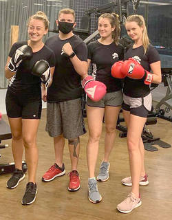 No melhor estilo ‘as belas e o fera’, EDUARDO LOPES colocou PAULA SETTE, GIULIA+MARCELLA COELHO para treinar boxe em pleno feriado
