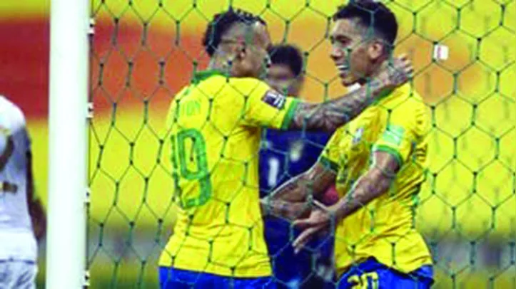 Everton Cebolinha e Firmino comemoram gol contra a Bolívia