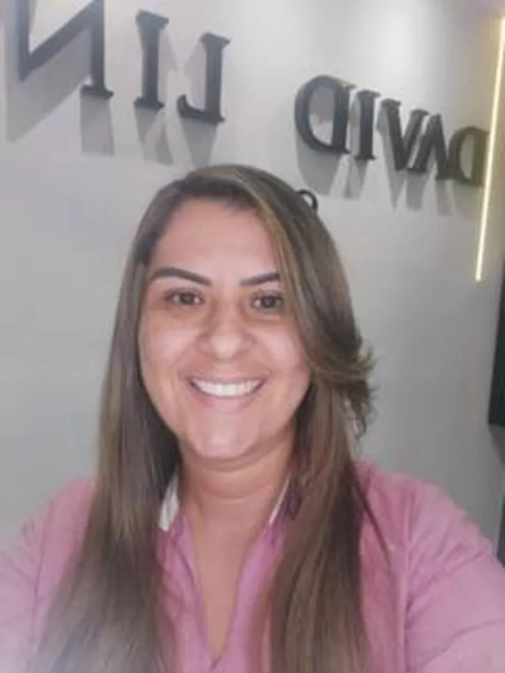 KILMA MARQUES, coordenadora de Publicidade do Grupo Coringa, ainda recebendo os parabéns pelo seu aniversário, festejado no último sábado, 2 de janeiro

