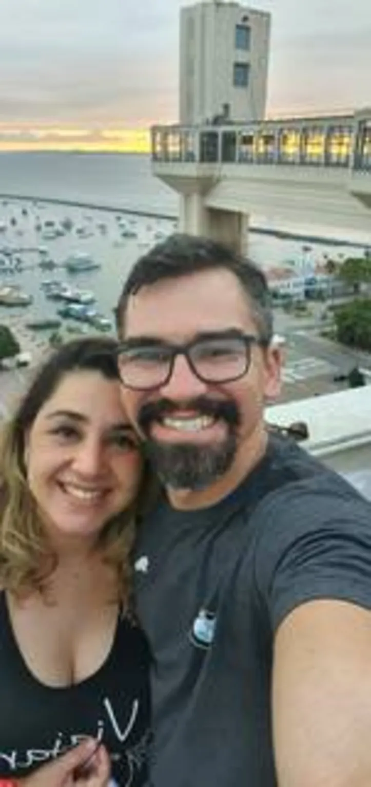 HUGO ANDRADE, Gestor de vendas da empresa Frango Favorito, ao lado da esposa THAIS SANTOS ANDRADE, recebe o reconhecimento pelas conquistas pessoais e profissionais