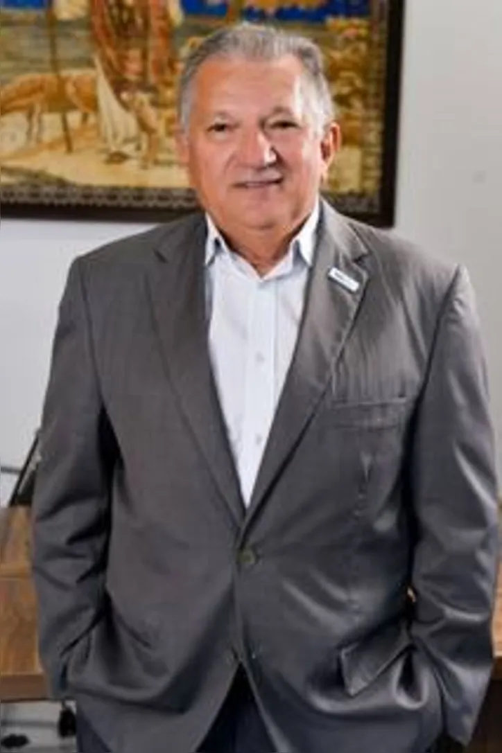 DARIO ARCANJO, reitor da Unit/AL, celebra 28 anos de trabalho no Grupo Tiradentes, o maior Centro Universitário da Cruz das Almas, com mais de 700 colaboradores, entre professores, coordenadores e serviços gerais, marcando seu legado de amor à Educação