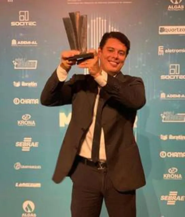 RAFAEL MELO, empresário da Plataforma Engenharia, comemora a conquista do Prêmio Ademi, realizado no último sábado
