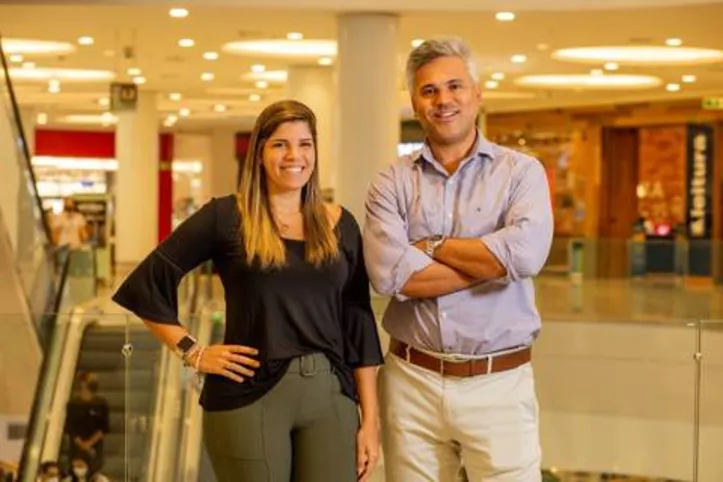 FERNANDA STUDART e LEONARDO FRANCO, gerente de Marketing e Superintendente do Parque Shopping, respectivamente, comemoram o sucesso da campanha de liquidação de verão, iniciada na última terça, seguindo até o próximo dia 19

