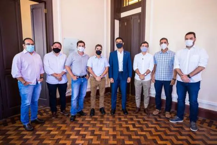 ALFREDO BRÊDA, presidente do Sinduscon-AL, JUBSON UCHÔA, presidente da Ademi-AL, o diretor RONALD VASCO, e os empresários HUGO DÂMASO e ALAN LIMA participaram na última sexta-feira de reunião com o prefeito eleito JHC para discutir assuntos de interesse do setor da construção civil. O vereador CHICO FILHO e o deputado DAVI MAIA também participaram do encontro realizado na sede da Associação Comercial de Maceió

