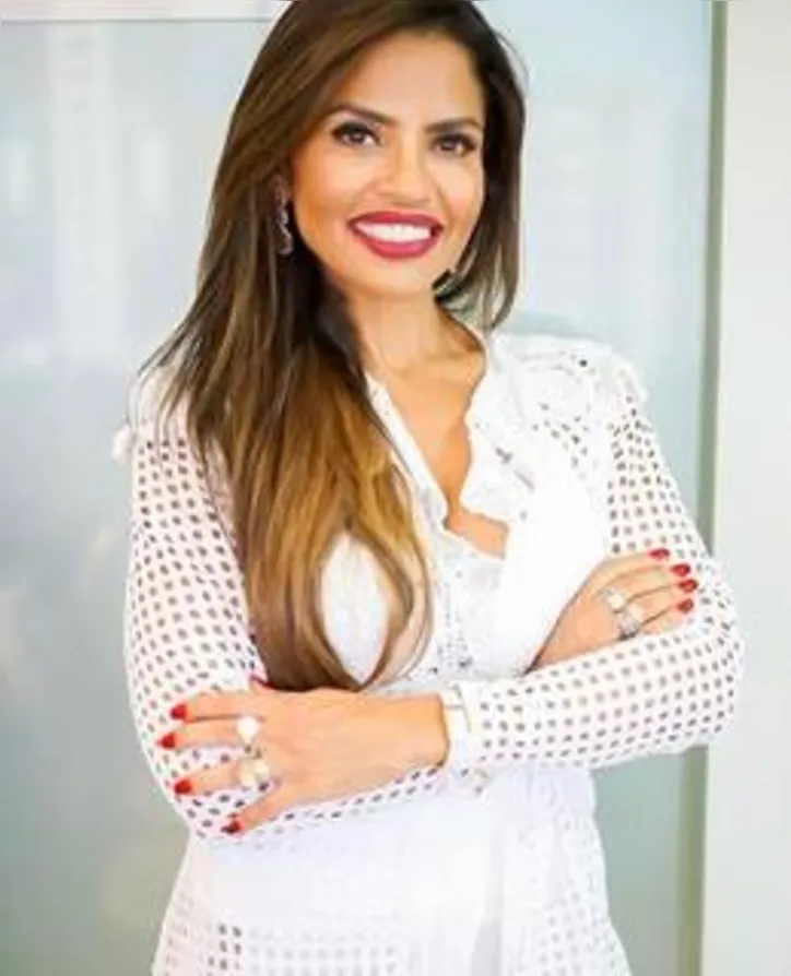 KARINA LEITE, doutora em implantologia e uma das referências na área da reabilitação estética, retorna a Maceió após período ampliando conhecimento em Portugal