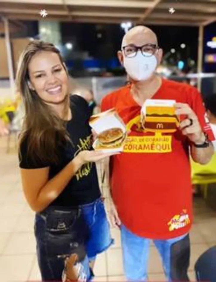 Gilka Mafra, embaixadora da Apala, e o presidente da instituição, médico Ebeveraldo Amorim Gouveia, comemorando os resultados obtidos no McDia Feliz, no último sábado