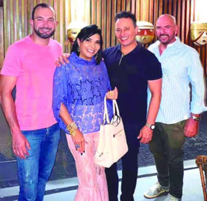 Brindando idade nova na próxima terça, ANINHA MONTEIRO antecipou o expediente em jantar no Wanchako - na companhia de LEVI FERNANDES, do cirurgião orofacial EMERSON ALBUQUERQUE e do antiquário NINO NOGUEIRA