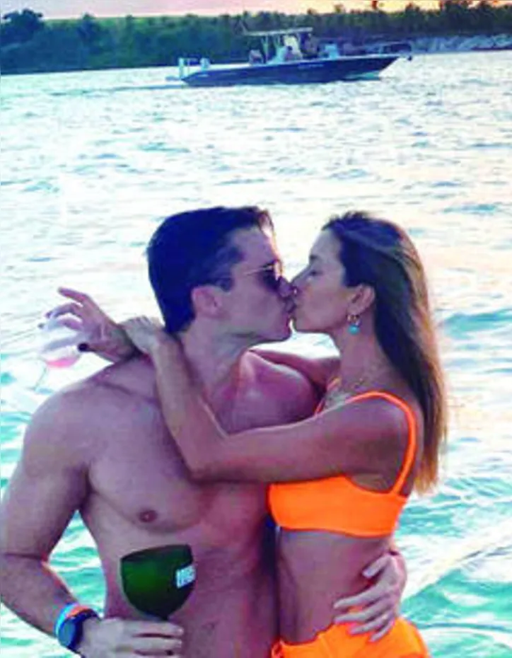 A arquiteta MARINA MAYA começou 2021 com idade nova - brindando al mare com o husband, JOÃO COUTINHO