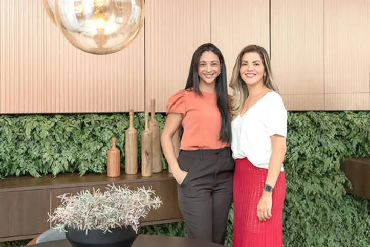 Anfitriã e também participante da Mostra Bartzen 5Sentidos, AMANDA VILELA (que assinou a fachada e o lavabo) faz duo com CRIS NUNES - arquiteta responsável pela sala de jantar