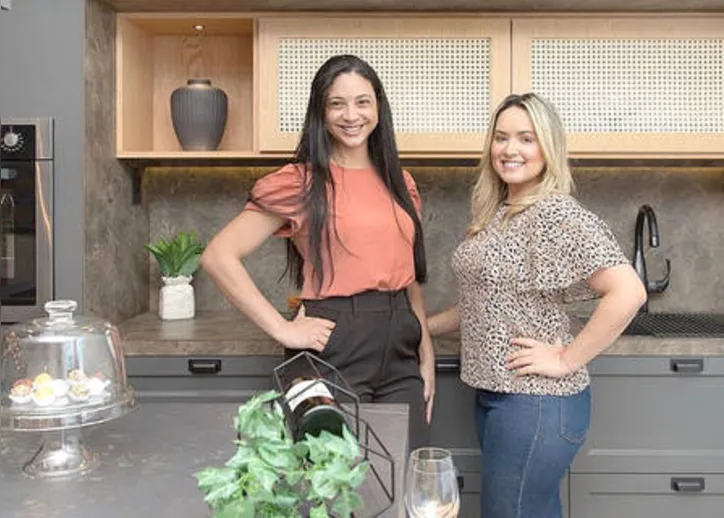 A cozinha gourmet ganhou ambientação com crivo da arquiteta LARA TAVARES