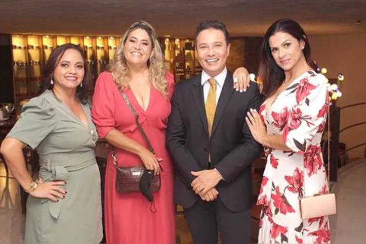 Foi um entra e sai de bacanas o Chá da tarde com talk sobre Harmonização Orofacial oferecido pelo DR. EMERSON ALBUQUERQUE - com apoio deluxe da Farmaderm, representada por LARISSA D’ÁVILA, EDILMA DIMAS e ÉRICA ROCHA