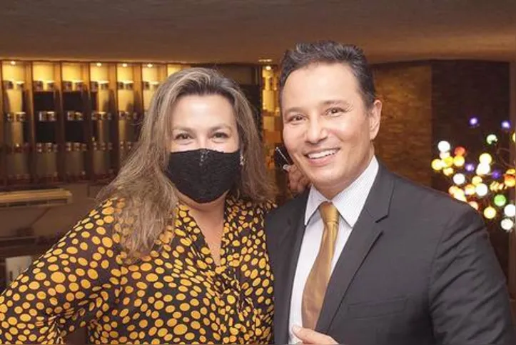 Grande anfitrião da tarde de ontem, DR. EMERSON ALBUQUERQUE posa ao lado de LAURA GUARACIABA