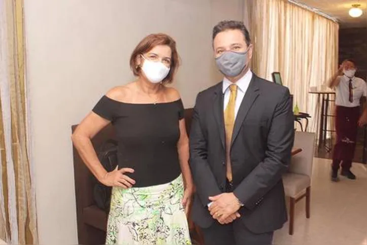 Respeitando as medidas sanitárias o profissional recebeu apenas 30 convidados - todos usando máscara, como a banqueteira IZABEL PINHEIRO