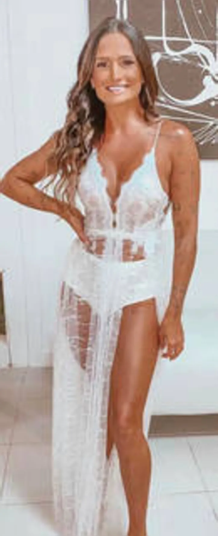 La belle JULIANA MUNIZ virou 2021 num dos hotspots da Barra - embrulhada num ‘revelador’ modelito by PAULO LEMER