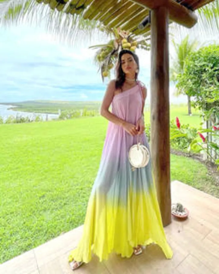 ... CAMILA COELHO se despediu de dias de dolce far niente na Barra de São Miguel