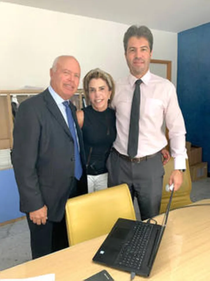 O Prof. MÁRIO JORGE SANTOS comemora, ao lado da esposa Elvira e do filho Rodrigo (também oftalmologistas), sua  conclusão no doutorado em ciências - com foco em oftalmologia, na USP-SP