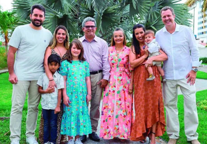 As hermanas LARISSA+LIS NUNES reuniram, pai, maridos e filhos para aquela foto histórica