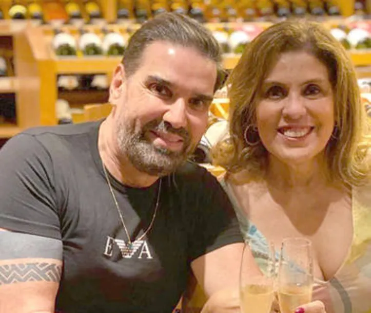 MAURICINHO NOGUEIRA e MARCILENE COSTA brindam a amizade enquanto põem o papo em dia