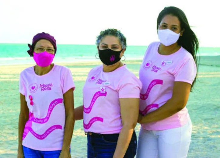 ... Maria Celene - paciente em tratamento, Myrtha Jeanne Mesquita Nunes - presidente da ONG e Giullyane Floracy Mattos - fisioterapia oncológica - vestem pink para brindar o sucesso do trabalho preventivo e terapêutico na CASA ROSA