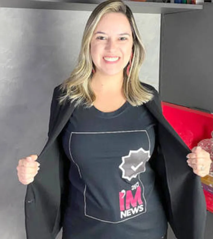 ... LUANA NUNES prova sua neo T-shirt VitsTee comprada por e-commerce
