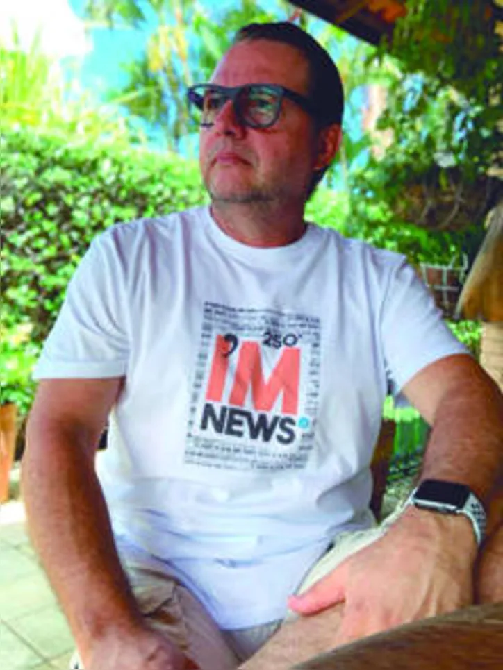 Todo-poderoso da Promma, WAGNER OMENA desfila seu estilo low-profile com a T-shirt comemorativa dos dois anos desta coluna