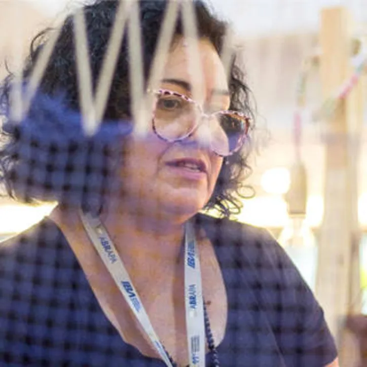Big shot do Inbordal, PETRUCIA LOPES não disfarça o sorriso de orgulho pela collab com a MOG na coleção de bolsas Renda Filé - numa valorização explícita do hand made alagoano
