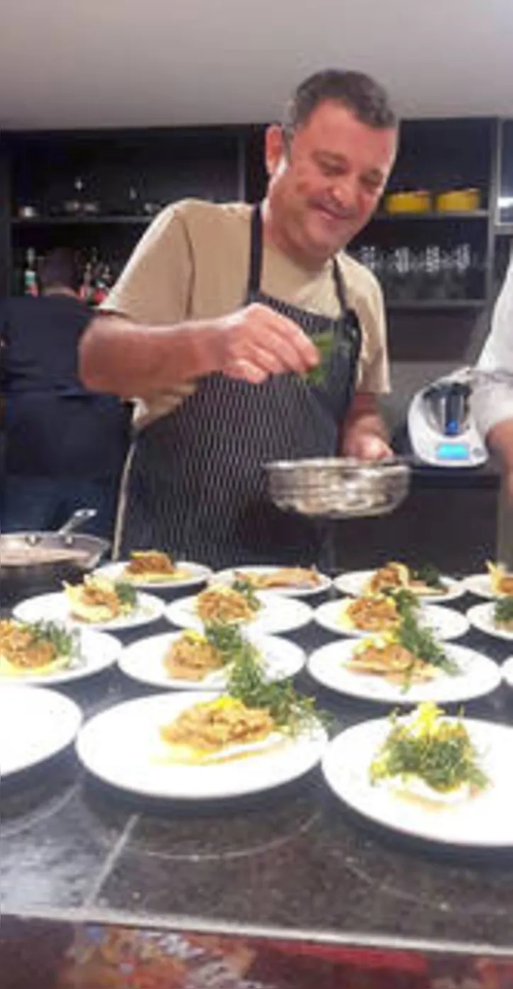 Um dos chefs mais celebrados por saciar nossa ‘divina gula’, ANDRÉ GENEROSO ganha bolo+guaraná, hoje - pela virada no calendário