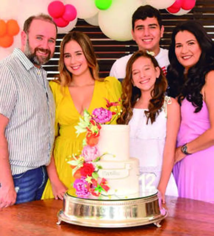 A linda MARÍLIA SANTANA ganhou bolo pelos 12 anos, ao lado dos pais, ISOLDA+JOÃO PRUDÊNCIO e dos irmãos