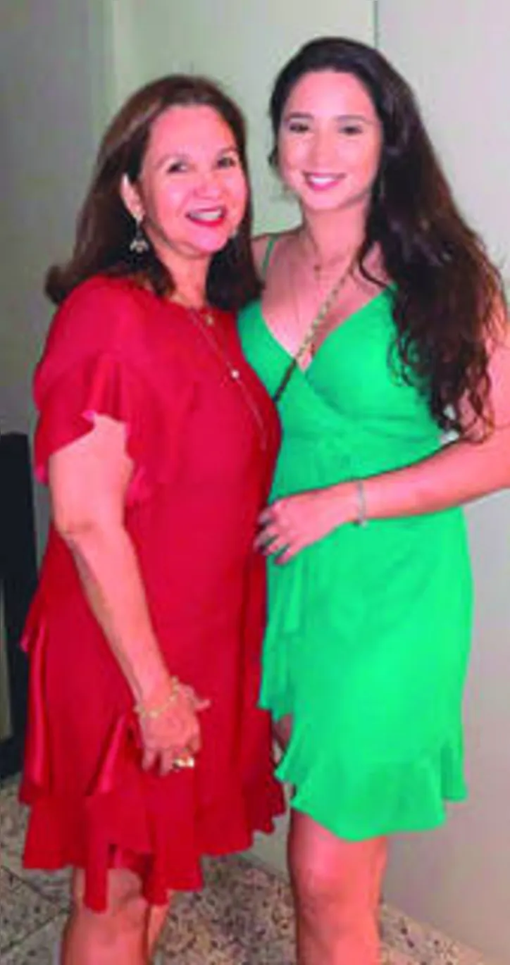 Com mommy VIVIANE CALADO na moldura, FERNANDA PAES brinda a nota 10 no TCC de arquitetura+urbanismo