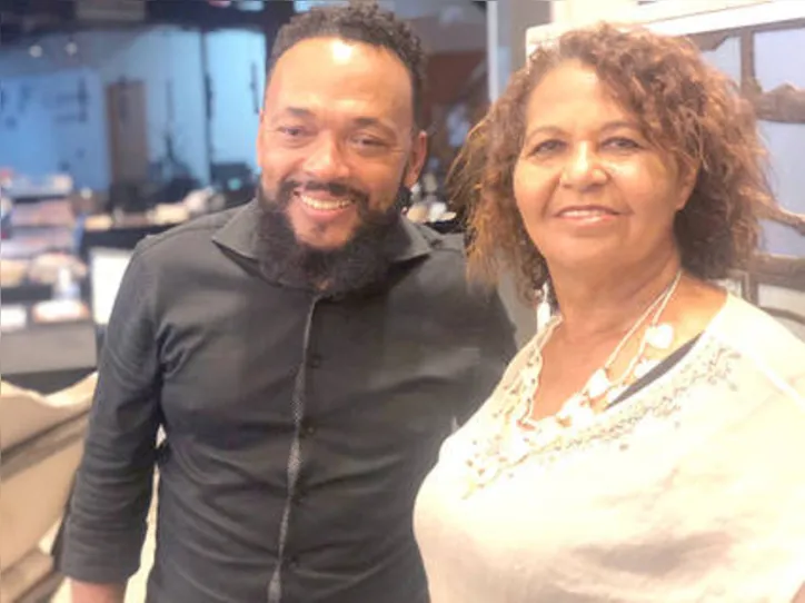 Com Judite Vilela na moldura, MANOEL SILVA comemora o lançamento da expo Sururu Criativo
