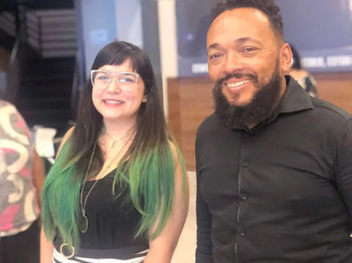 A arquiteta GIULIA FRANÇA, na foto com o empresário+designer Manoel Silva, fez oficinas com as marisqueiras para ressignificar o design