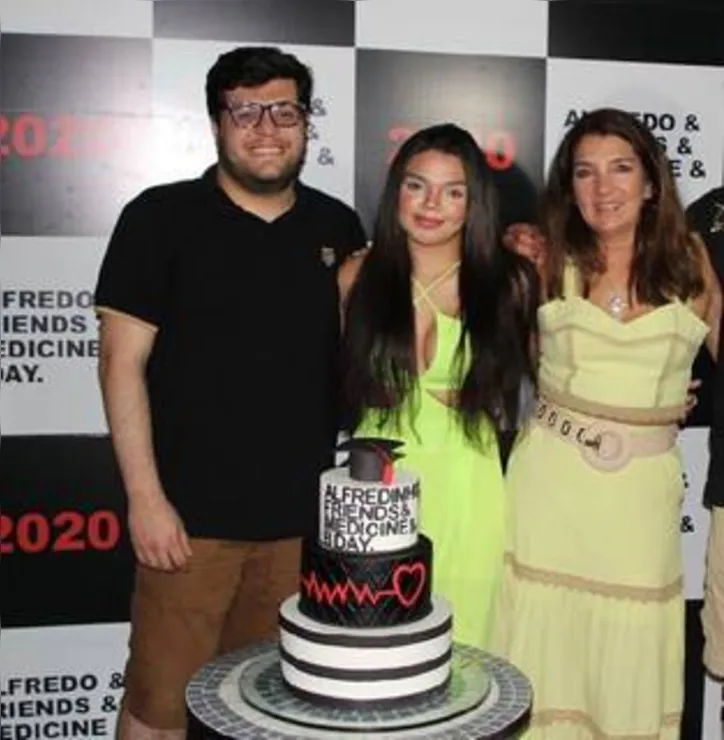 KATIANNE WANDERLEY e a família de Alfredinho puxaram o coro de parabéns