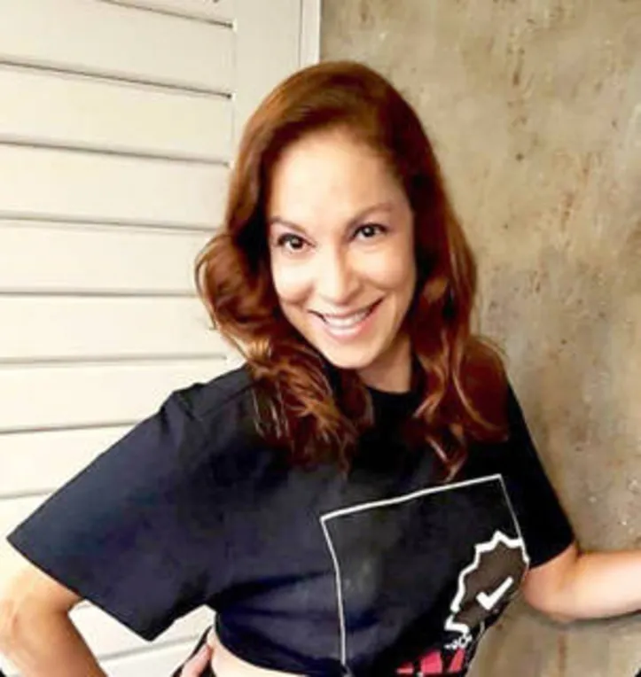 Dona de uma verve cool, a prima ballerina MARIA EMÍLIA CLARK também vestiu a T-shirt comemorativa aos dois anos desta coluna