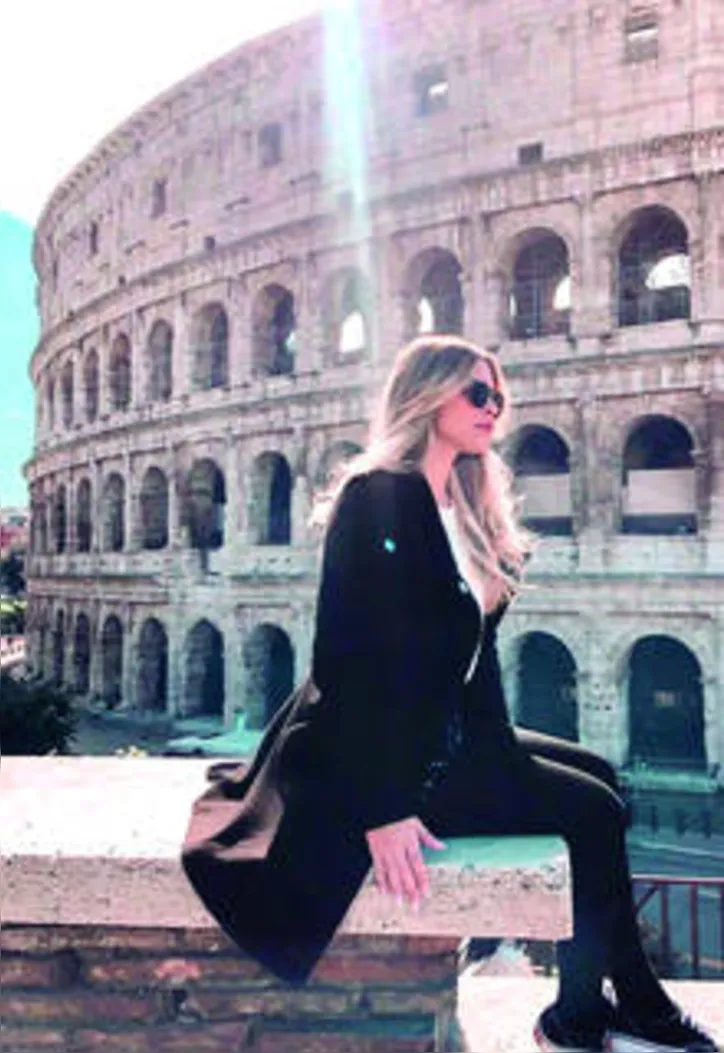 Completando o time de belíssimas aniversariantes em conexão com a Itália, CAMILA MARX -em foto recente no Coliseu, em Roma - ganha bolo+guaraná nesta segunda