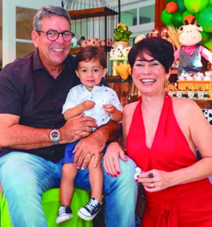 Cercado do carinho do neto e da wife, Creuza Lippo, AMAURY LAGES também brinda idade nova - hoje