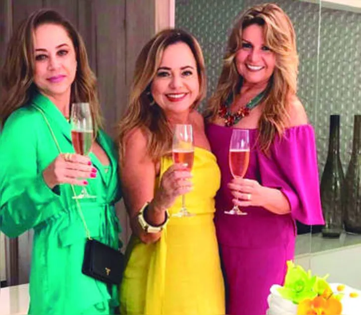Com todas as escalas de cores na moldura, FABIA DE MOURA e LILI MARTINS brindaram idade nova de RUBIA PARANHOS