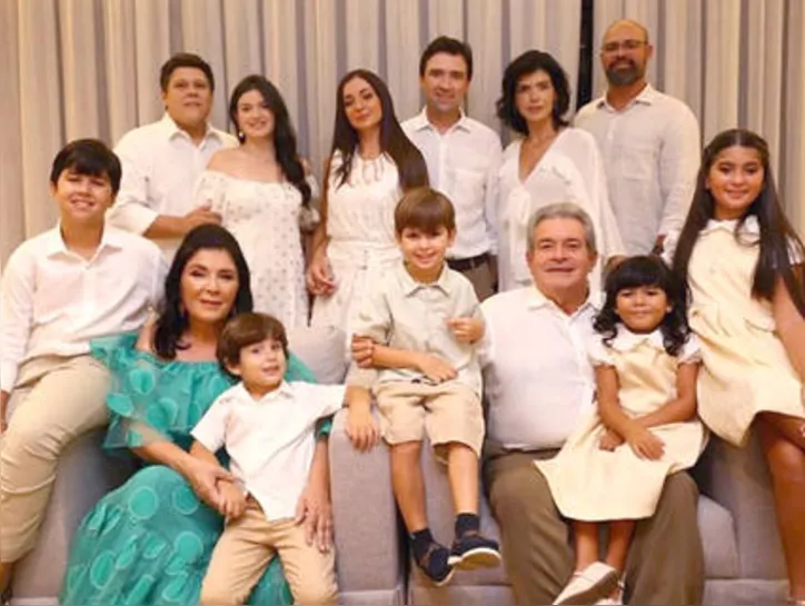 Com filhos, netos, genros e nora na moldura, CERES+ÁLVARO VASCONCELOS brindaram - de forma intimista! - as Bodas de Esmeraldas, pelos 40 anos de um casamento cheio de amor
