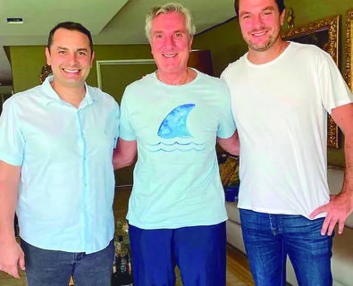 Com os filhos FERNANDO JAMES e ARNON NETO na moldura, FERNANDO COLLOR brindou - com a sweet Caroline - Bodas de Cristal, comemorando 15 anos de casados