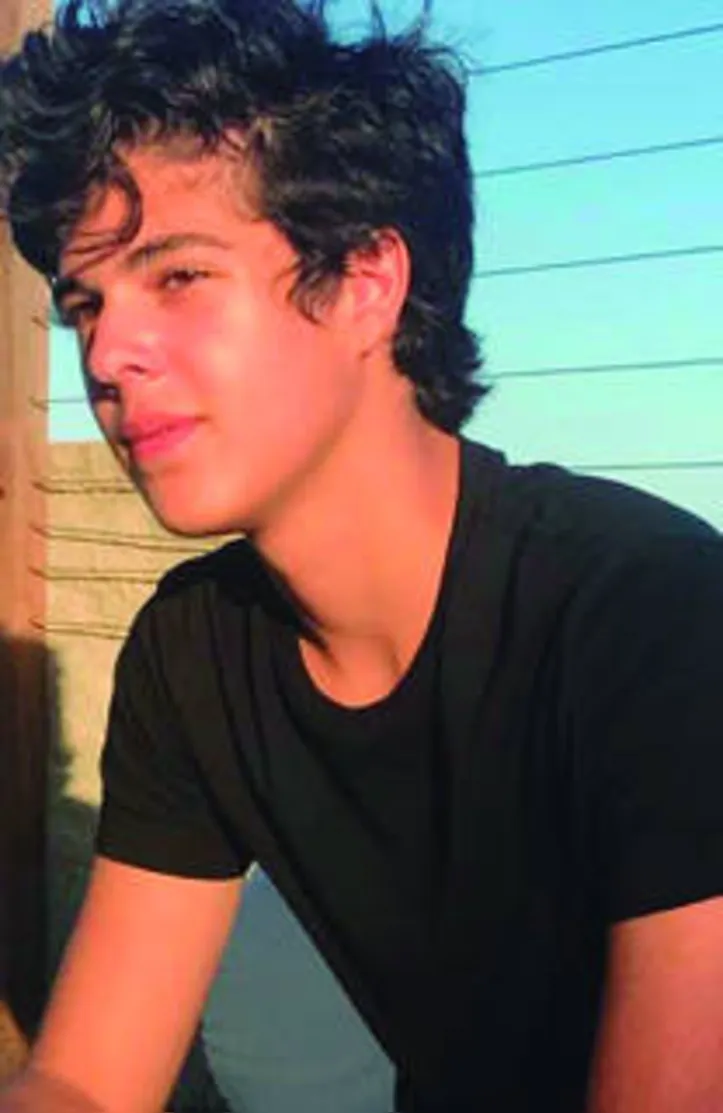 Orgulho de LU LOPES e de daddy JORGE BANDEIRA, o guapo JOÃO chegou aos 18