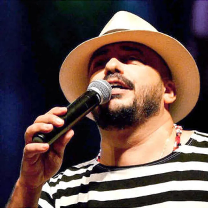 PRATA DA CASA Cantor+músico+compositor atalaiense EMMANUEL DIAS (foto) ganhou, recentemente, projeção nacional no samba, já que participou, em Sampa, de show ao lado de Alanis, Roberto Lopes e Leandro de Menor, compositores do famoso Zeca Pagodinho. A live foi transmitida pelo canal Sua Música e pela TV Mix.  Aos 38 anos, é autor das músicas Planeta Amor, Minha Mulher, entre outras. Frequenta o metiê  desde seus 09/10 anos de idade e, ainda com 12 anos, chegou a compor seu primeiro samba, quando percebeu que carregava consigo o dom de sambista nato.