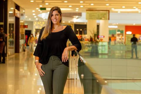 FERNANDA STUDART, gerente de Marketing do Parque Shopping, comemora o sucesso do Salão do Imóvel promovido pela Ademi-AL pela primeira vez no shopping