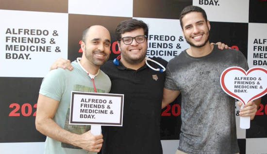 Brindando a formatura em Medicina e idade nova, ALFREDO AURÉLIO FILHO ganhou festa para poucos e bons