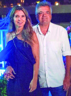 Com a wife TERESA MENDES DE BARROS, DINHO VASCONCELOS apagou as velinhas na última sexta