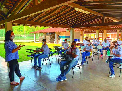 Turma é formada por 17 alunos do curso de Mecânico de Manutenção de Tratores, na Usina Caeté