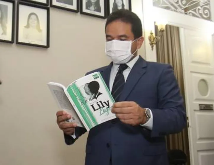Marcando os 114 anos de nascimento da primeira parlamentar eleita pelo povo de Alagoas, o deputado MARCELO VICTOR, presidente do Poder Legislativo do Estado, destacou a importância da nova edição biográfica sobre LILY LAGES, de autoria da escritora Solange Chalita. Médica, LILY teve atuação destacada em defesa da saúde pública.

