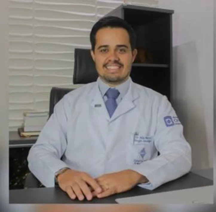 O médico Aldo Barros, competente especialista em cirurgia oncológica e vídeocirurgia avançada da Santa Casa de Misericórdia de Maceió, comemora com a família e amigos mais um ano de vida e de realizações profissionais neste domingo, 25.