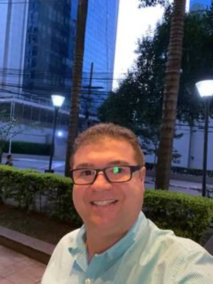 José Alexandre Filho, diretor de suprimentos do Grupo Coringa, ainda recebendo cumprimentos pela passagem do seu aniversário, comemorado ontem