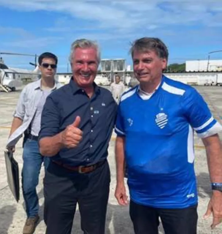 Ao lado do presidente JAIR BOLSONARO, o senador FERNANDO COLLOR participou da inauguração da ponte que liga Porto Real do Colégio, em Alagoas, a Propriá, em Sergipe, beneficiando sete municípios alagoanos. Após pedido do senador, Bolsonaro mobilizou ministérios para construção da ponte que vai interligar Penedo a Neópolis. Com a camisa do CSA, time alagoano que já teve COLLOR como presidente, BOLSONARO agradeceu o empenho do senador alagoano para a concretização das obras no estado

